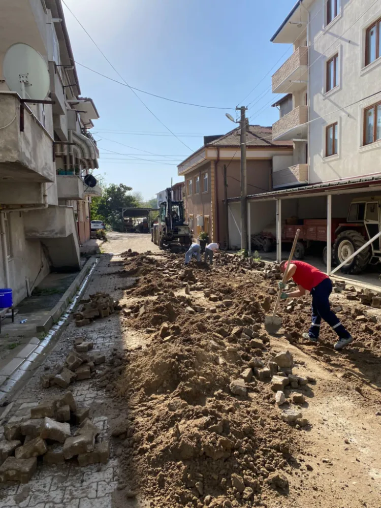 Kaynarca Belediyesi Ekipleri Mahallelerde parke yol çalışmasına başladı