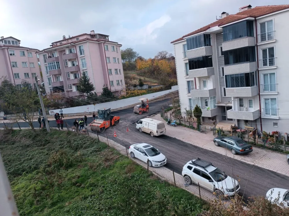 Kaynarca belediyesi   Şehir Merkezinde Sıcak asfalt çalışmalarını Hızla Yapıyor