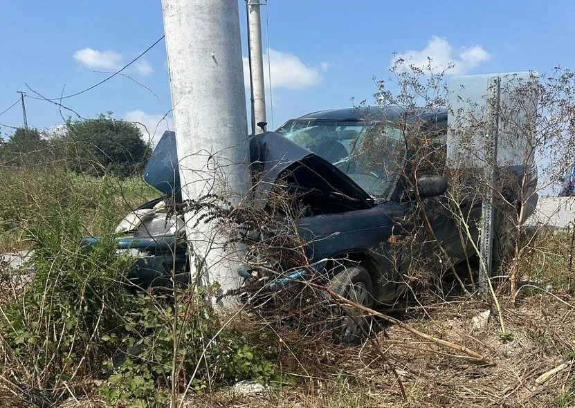 Kaynarca Söğütlü Yolunda Kontrolünü kaybeden araç Elektirk Direğine  vurarak durabildi 3 yaralı var