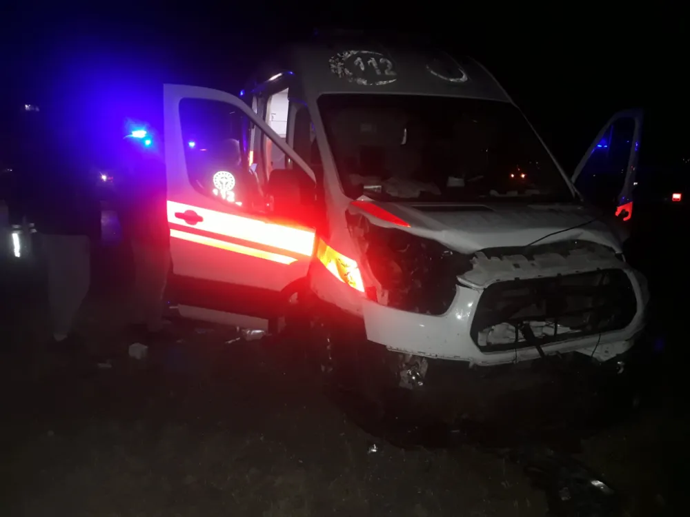 SONDAKİKA Kaynarcada Trafik kazası Ambulans ile otomobil çarpıştı 