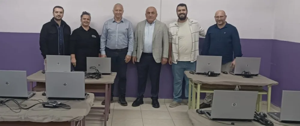 Hayırsever iş insanlarından Yeşilova Okulu’na bilgisayar  geldi ,Ayrıca Öğrenciler Kabil i Unutmadılar
