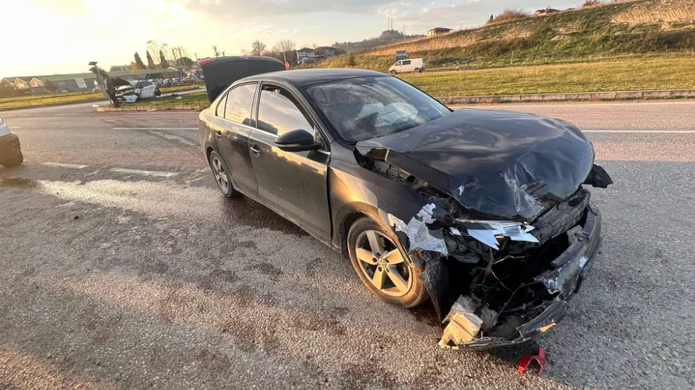 sondakikam ,Kaynarcada İki Araç maddi hasarlı  kaza Yaptı