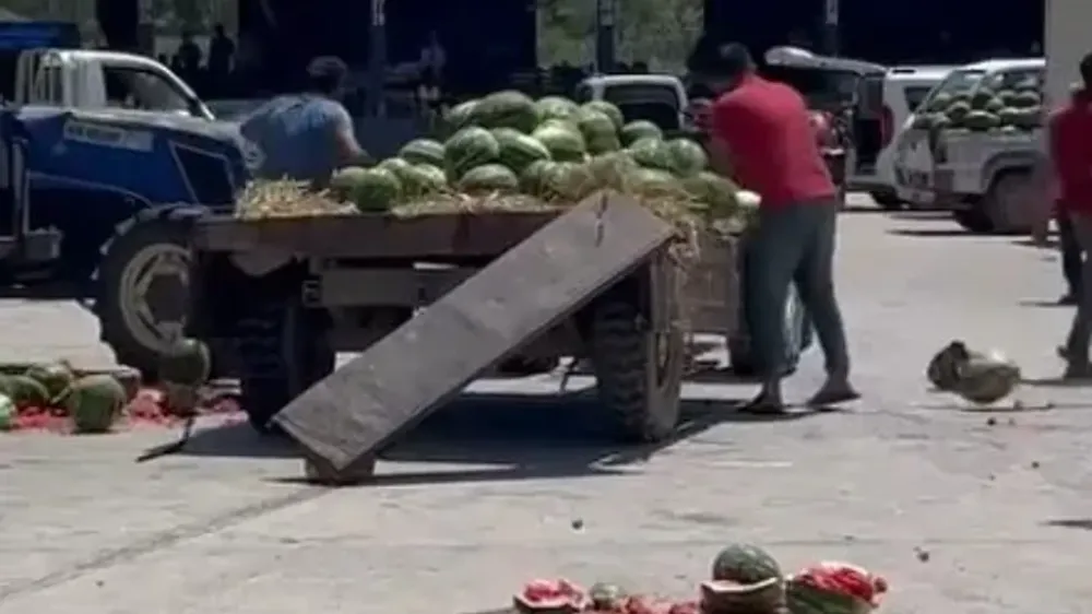 Köylü Pazarı’nda tezgâh açan bir çiftçi, ürünlerinin para etmemesine tepki göstererek satamadığı karpuzları yere fırlatarak parçaladı