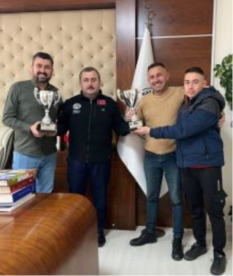 Başkan KEFLİ YE , GÜLEÇ Kardeşlerden İkisi Bir Arada Hediyesi