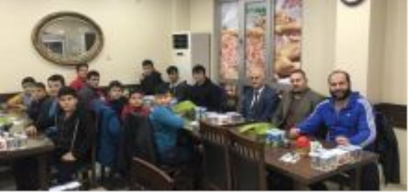 Başkan Özel`den Şampiyon Güreşçilere Yemek