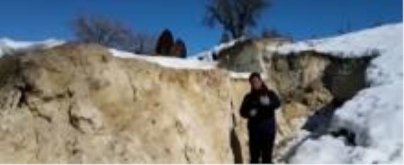 Depremde oluşan 16 kilometrelik dev yarık köyü resmen ikiye böldü