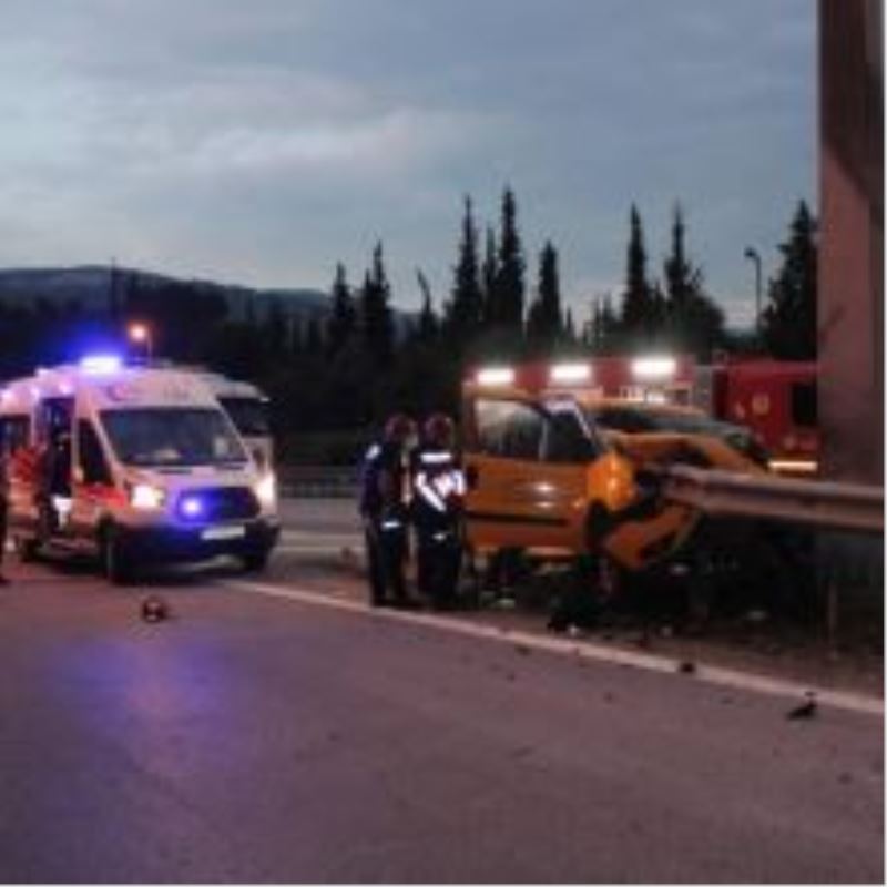  Kontrolünden çıkan hafif ticari taksi bariyerlere ok gibi saplandı